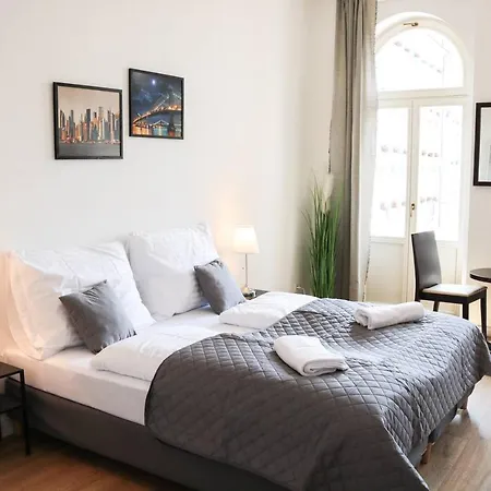 Hotel apartamentowy Rose And 3*